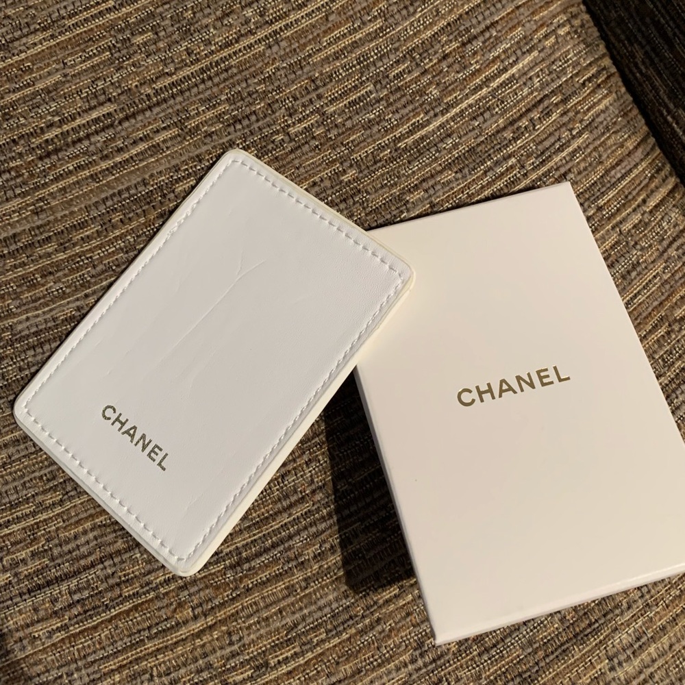 Chanel coco crush cardholder white
